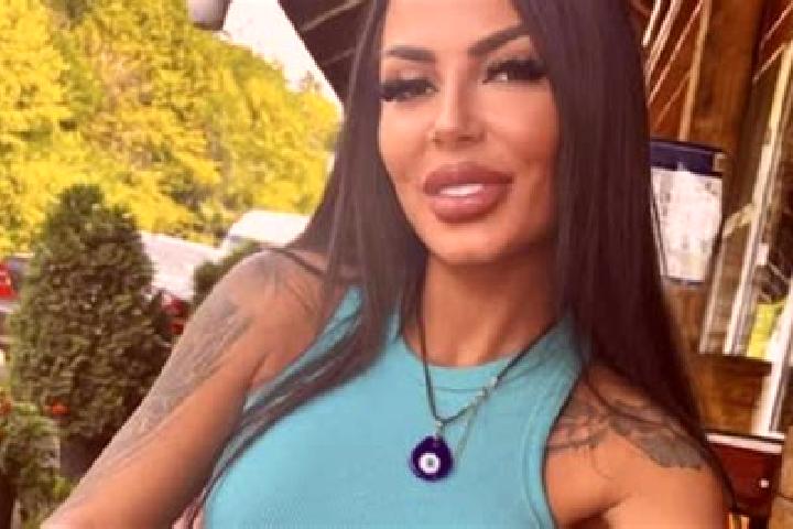 Ellie, 26 — Escort in Paun, Romania
