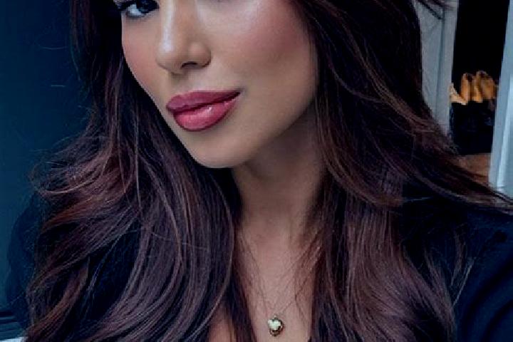Ellie, 27, a chestnut brown-eyed latina companion based in Bouskoura. Offering Couples, Erotic Massage, Striptease, Dinner Date, Tantra. Available for incall...
