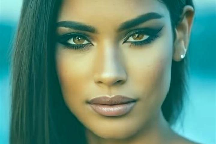 Ellie, 29, a auburn amber-eyed latina companion based in Skaerblacka. Offering BDSM, Prostate Massage, 69, Dinner Date. Available for incall and outcall, ove...