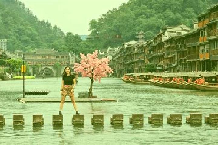 Ellie, 29 — Escort in Fengchuan, China