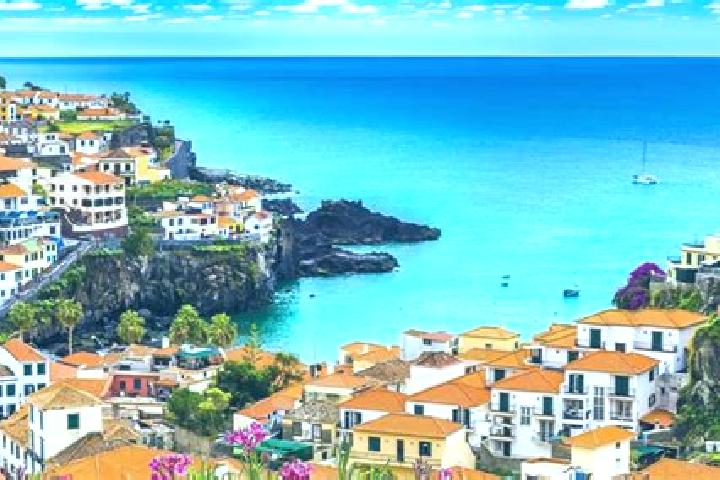 Ellie, 29 — Escort in Praia, Portugal
