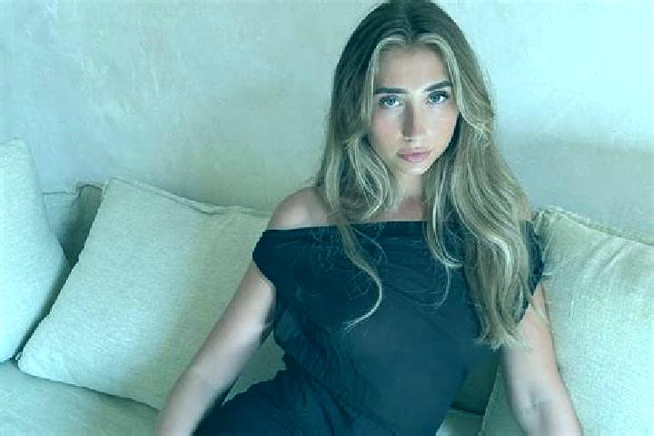 Ellie, 29 — Escort in Recologne, France
