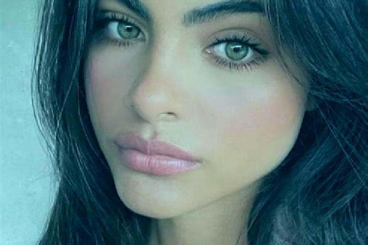Ellie, 30, a auburn amber-eyed indian companion based in Velissarios. Offering Massage, Domination, Roleplay, Party Girl. Available for incall and outcall, o...