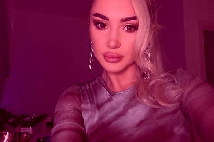 Ellie, 30, a blonde dark-eyed middle eastern companion based in Landevieille. Offering BDSM, Travel Companion, Dinner Date. Available for incall and outcall,...