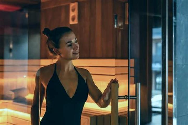 Ellie, 31, a auburn grey-eyed caucasian companion based in Berlaar. Offering Overnight, Erotic Massage, Party Girl. Available for incall and outcall, overnig...