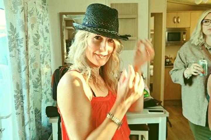 Ellie, 32 — Escort in Huish, United Kingdom