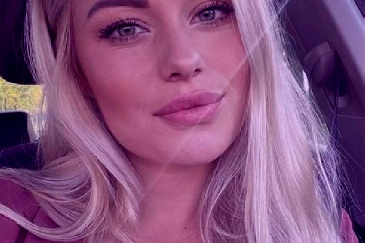 Ellie, 34, a blonde hazel-eyed caucasian companion based in Taranto. Offering Girlfriend Experience, Couples, Striptease, Massage. Available for incall and o...