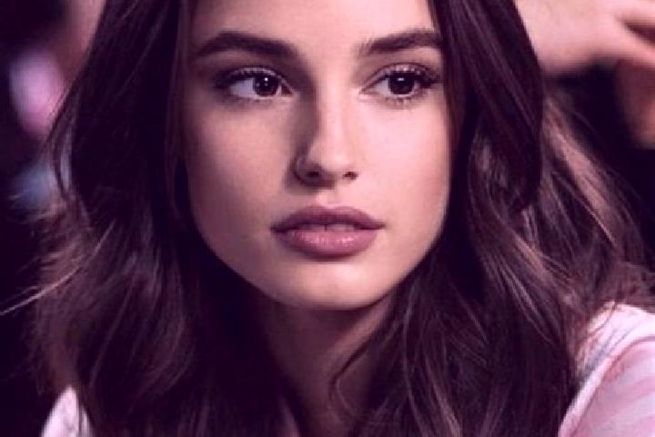 Ellie, 34, a brunette brown-eyed middle eastern companion based in Tirupporur. Offering OWO, Party Girl, Striptease. Available for incall and outcall, day an...