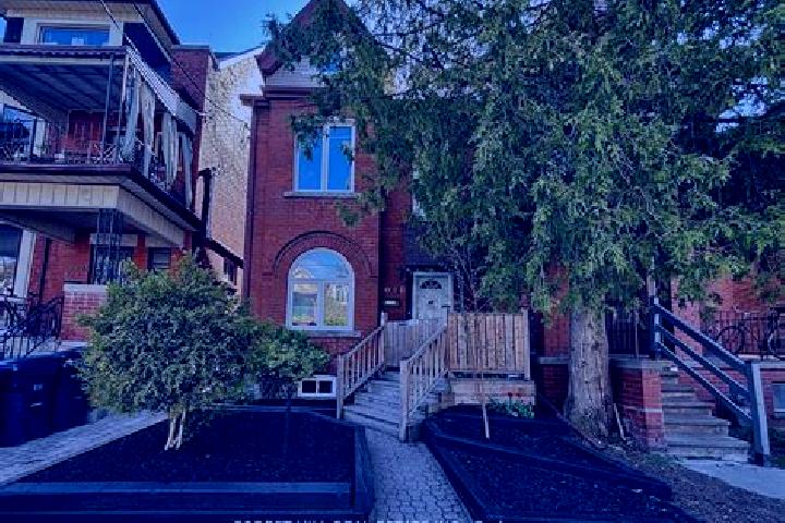 Ellie, 34 — Escort in Dovercourt, Canada