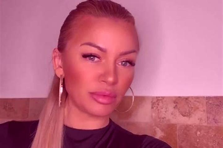 Ellie, 34 — Escort in Frumusica, Romania