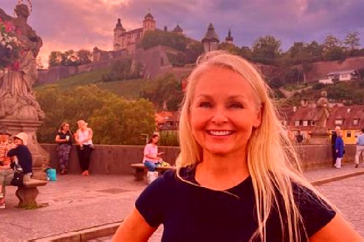 Ellie, 34 — Escort in Meersburg, Germany