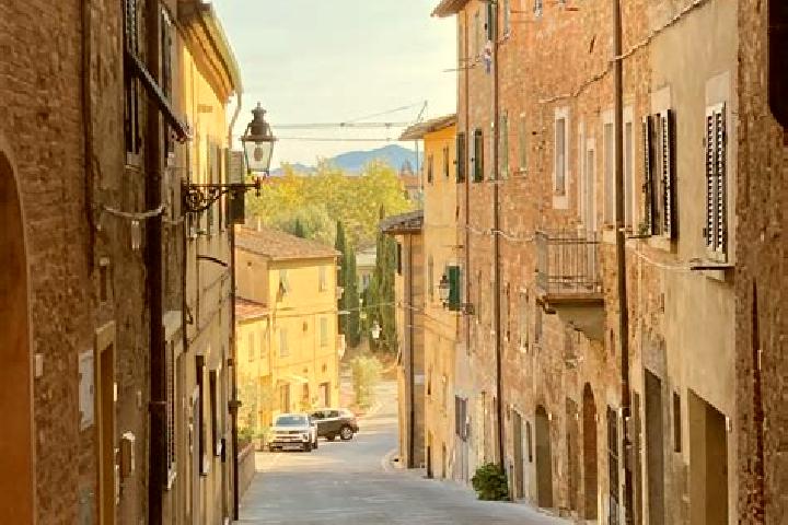 Ellie, 34 — Escort in Peccioli, Italy
