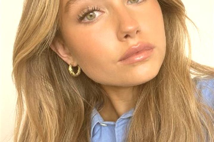 Ellie, 35, a dark blonde green-eyed mixed companion based in Bababe. Offering GFE, Party Girl, Massage, A-Level, OWO. Available for incall and outcall, day a...