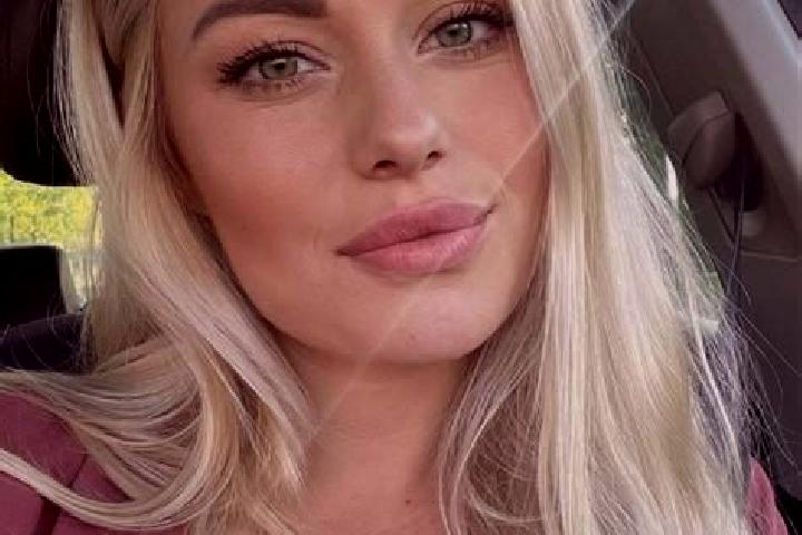 Ellie, 36, a blonde hazel-eyed slavic companion based in Sefhare. Offering Fetish, Travel Companion, Striptease. Available for incall and outcall, day and ev...