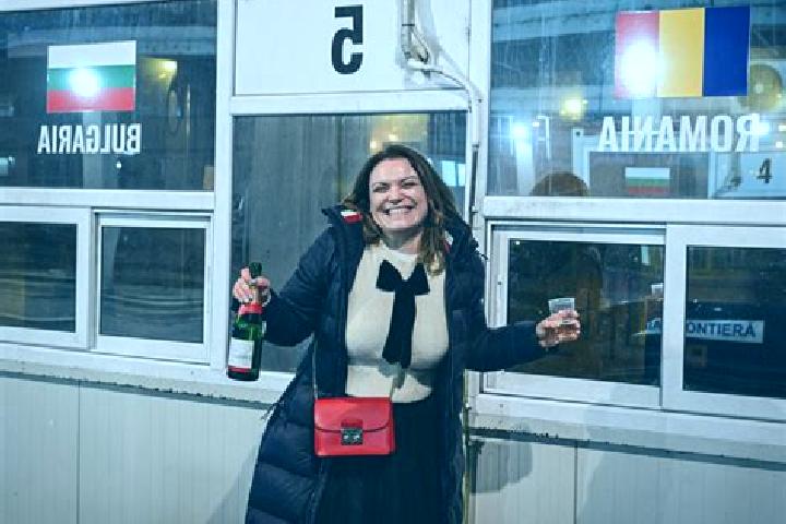 Ellie, 36 — Escort in Ciocadia, Romania