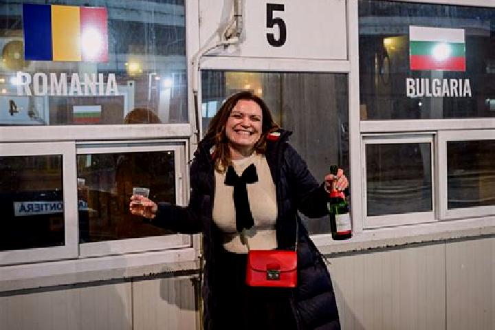 Ellie, 36 — Escort in Ciuruleasa, Romania