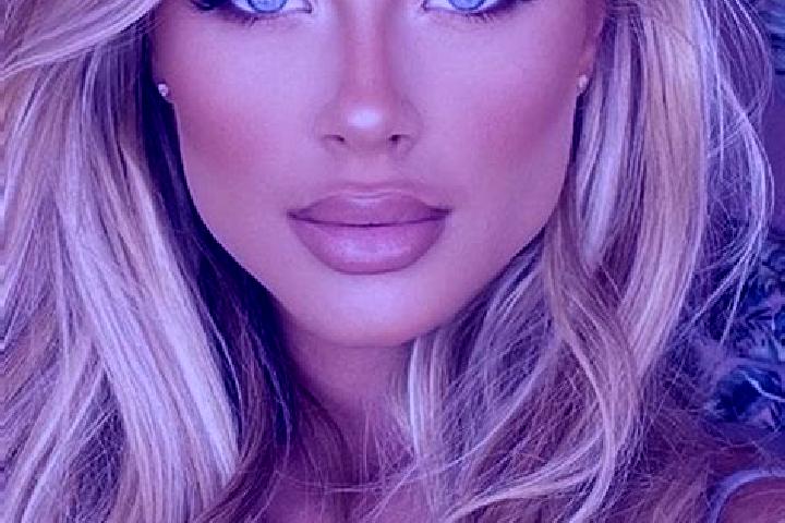 Ellie, 39, a blonde hazel-eyed latina companion based in Erzurum. Offering Tantra, OWO, A-Level. Available for incall and outcall, overnight bookings available.