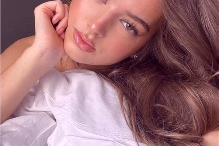 Emily, 21, a chestnut grey-eyed latina companion based in Kampung Teluk Kemang. Offering BDSM, OWO, Tantra. Available for incall and outcall, day and evening...