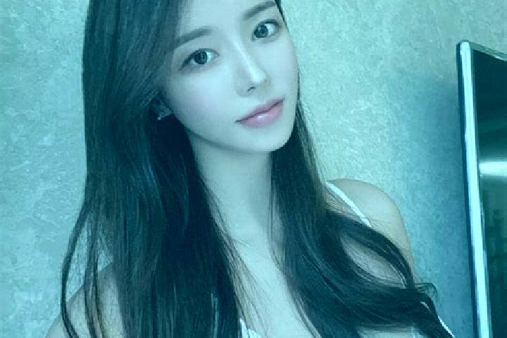Emily, 21 — Escort in Nanzhai, China
