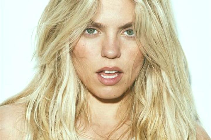 Emily, 21 — Escort in Rosemont, United States