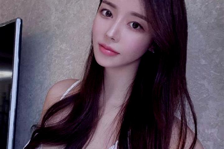 Emily, 21 — Escort in Songnong, China