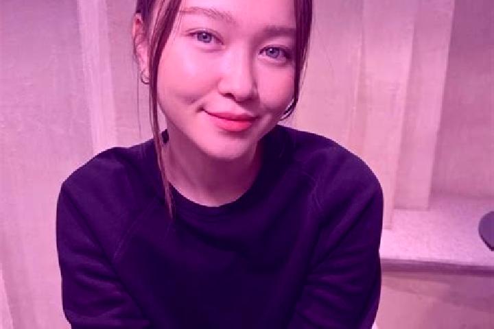 Emily, 22, a auburn blue-eyed asian companion based in Maria-Anzbach. Offering 69, Erotic Massage, Tantra, Dinner Date. Available for incall and outcall, ove...