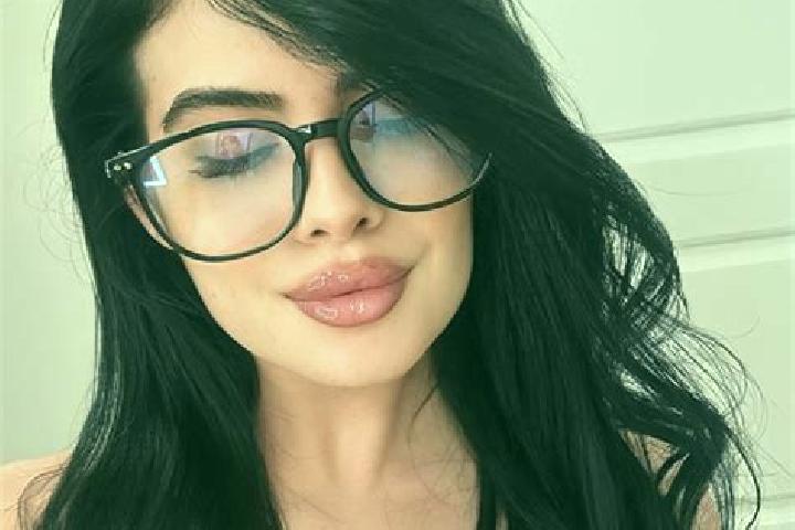 Emily, 22 — Escort in Bibiresti, Romania