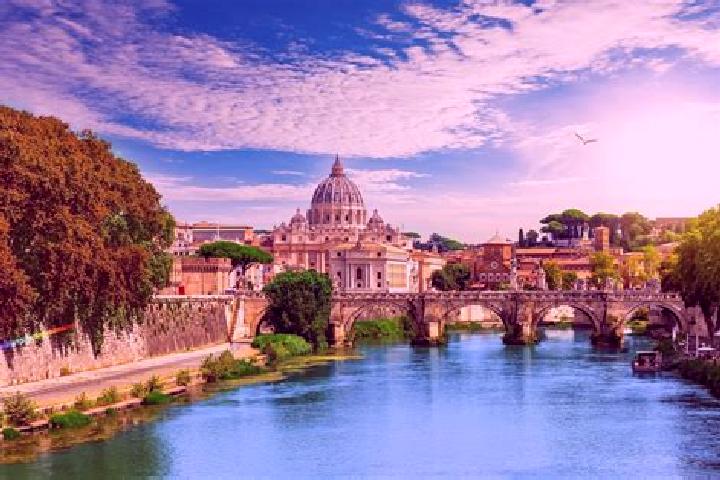 Emily, 22 — Escort in Carlazzo, Italy