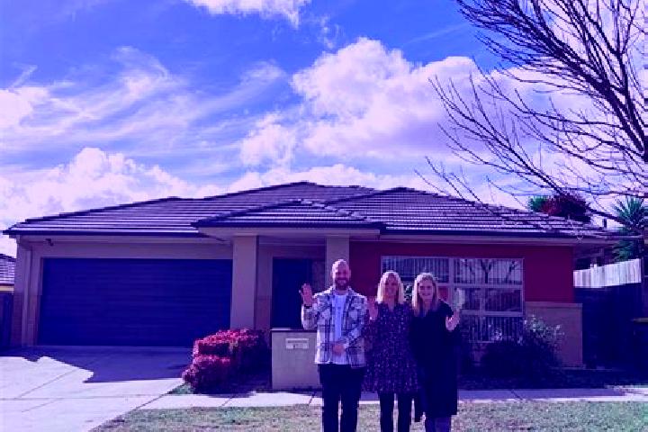 Emily, 22 — Escort in Crace, Australia