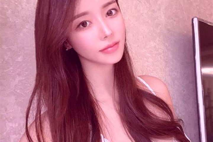 Emily, 22 — Escort in Daguyun, China