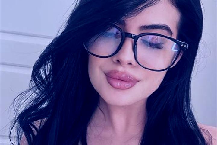 Emily, 22 — Escort in Voslabeni, Romania