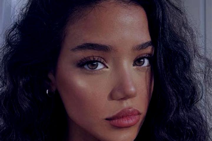 Emily, 23, a black brown-eyed european companion based in Jidvei. Offering Travel Companion, Deep French Kissing, Dinner Date. Available for incall and outca...
