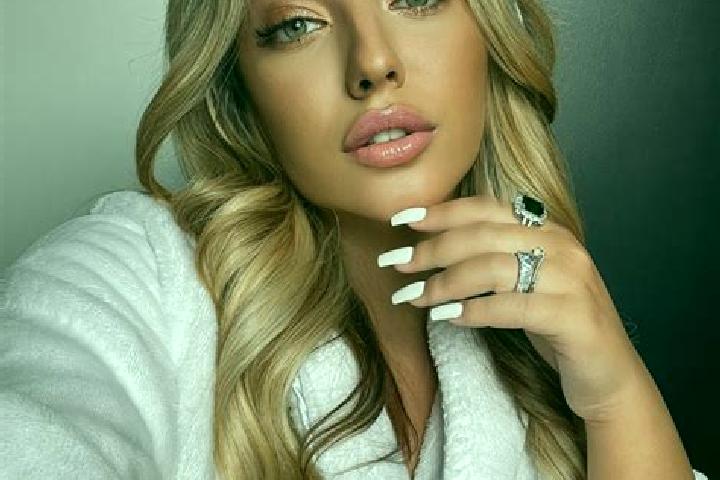 Emily, 23 — Escort in Forasti, Romania