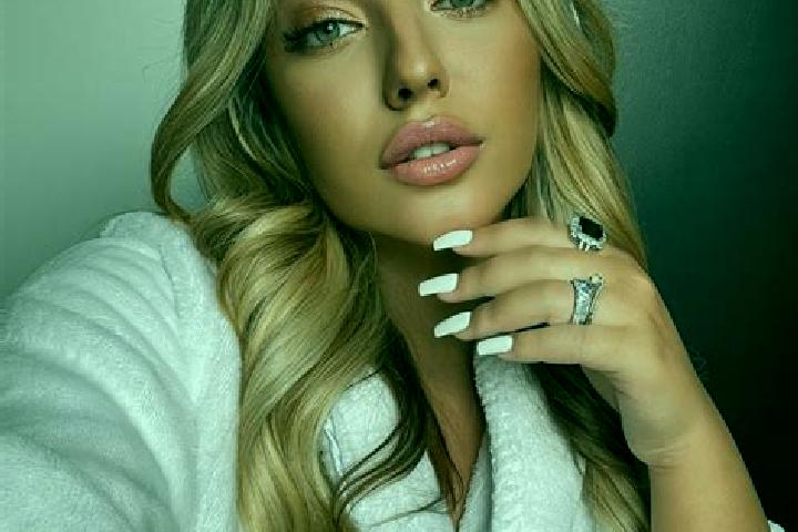Emily, 23 — Escort in Shaughnessy, Canada