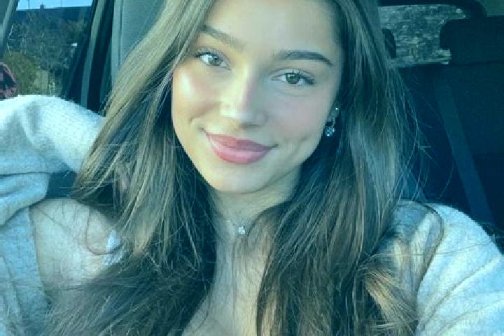 Emily, 24, a brunette blue-eyed indian companion based in Ommel. Offering A-Level, Massage, Prostate Massage. Available for incall and outcall, day and eveni...