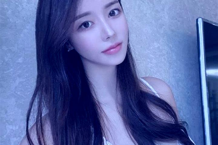 Emily, 24 — Escort in Wenfenglu, China
