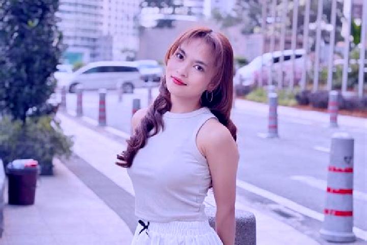 Emily, 25 — Escort in Lamablawa, Indonesia