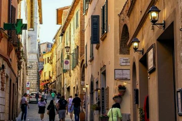Emily, 25 — Escort in Montepulciano, Italy