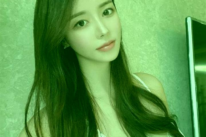 Emily, 25 — Escort in Qiaoxikou, China