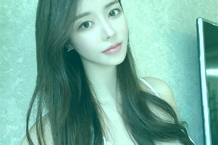 Emily, 25 — Escort in Shijialiang, China
