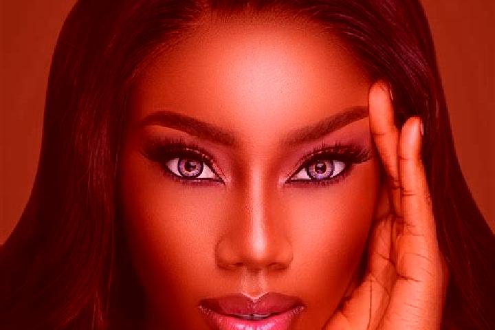 Emily, 26, a chestnut blue-eyed ebony companion based in Roumare. Offering Deep French Kissing, OWO. Available for incall and outcall, day and evening dates.