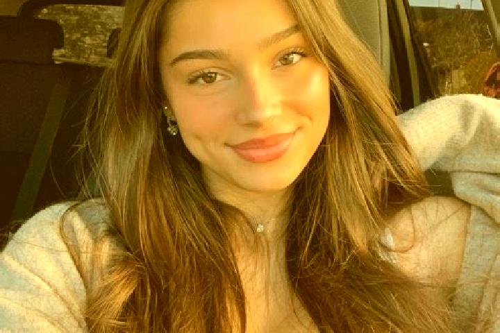 Emily, 27, a brunette blue-eyed latina companion based in Datar. Offering Overnight, Dinner Date, Duos, A-Level, Party Girl. Available for incall and outcall...