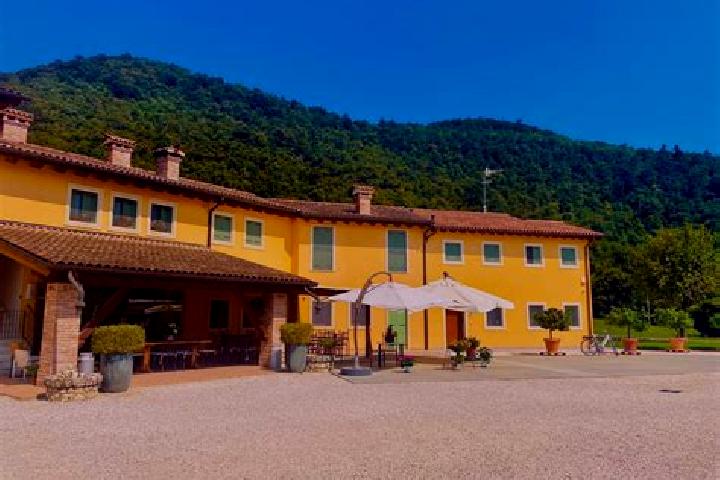 Emily, 27 — Escort in Semproniano, Italy