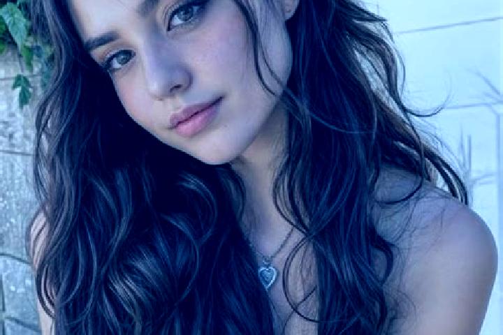 Emily, 28, a auburn amber-eyed middle eastern companion based in Huachichil. Offering Duos, Tantra, Overnight, Girlfriend Experience. Available for incall an...