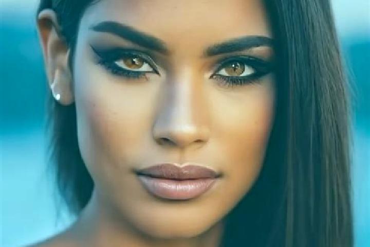 Emily, 29, a red grey-eyed latina companion based in Domousice. Offering 69, Dinner Date, Fetish, Couples. Available for incall and outcall, day and evening ...