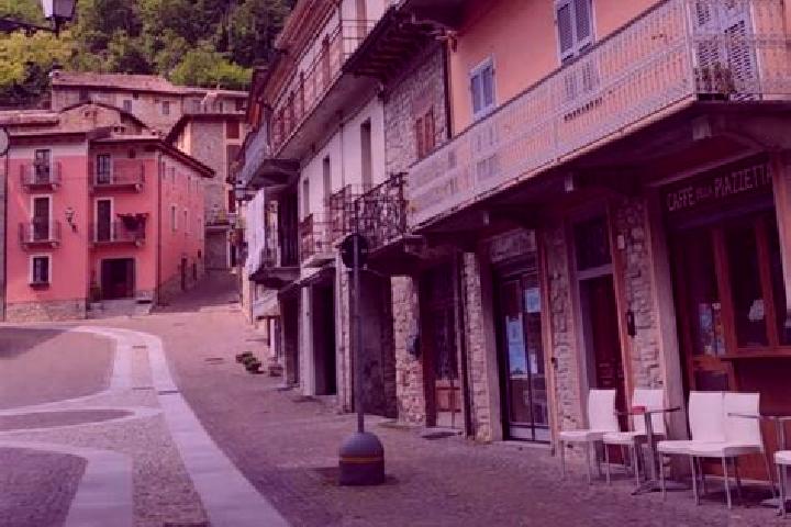 Emily, 30 — Escort in Zavattarello, Italy