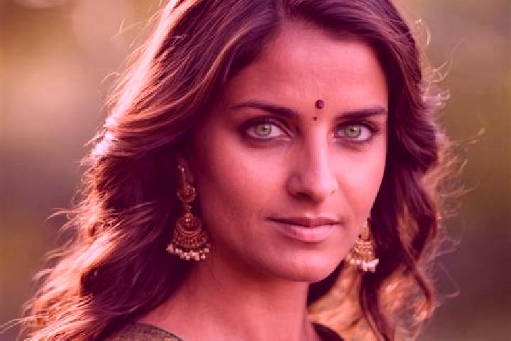 Emily, 31, a chestnut green-eyed indian companion based in Castil de Peones. Offering Girlfriend Experience, Tantra, Party Girl, Striptease. Available for in...