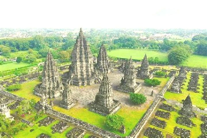 Emily, 35 — Escort in Candi Prambanan, Indonesia