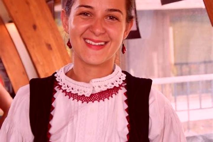 Emily, 35 — Escort in Eliseni, Romania