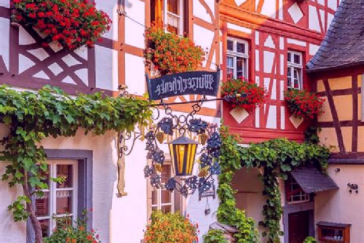 Emily, 35 — Escort in Huttblek, Germany